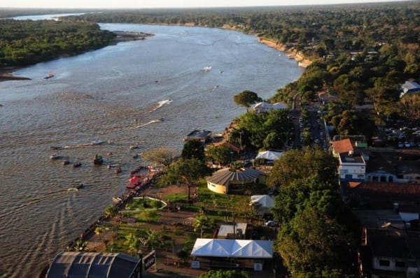 A imagem detalha o Rio Araguaia à beira da cidade de Aruanã - Goiás, cidade conhecida pela Temporada Araguaia.